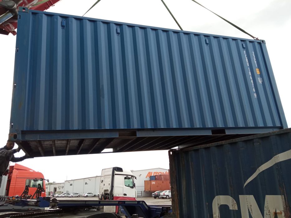 Container maritim / container birou