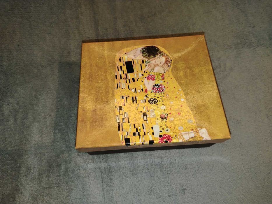 Комплект чаши за кафе ЦЕЛУВКАТА с чинийки и лъжички