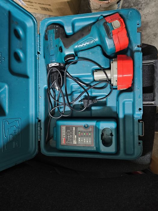 Vând autofiletanta Makita (cutie+încărcător+2 baterii)