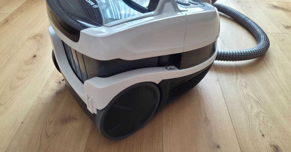 BOSCH прахосмукачка AquaWash&Clean ProPerform 2100W
