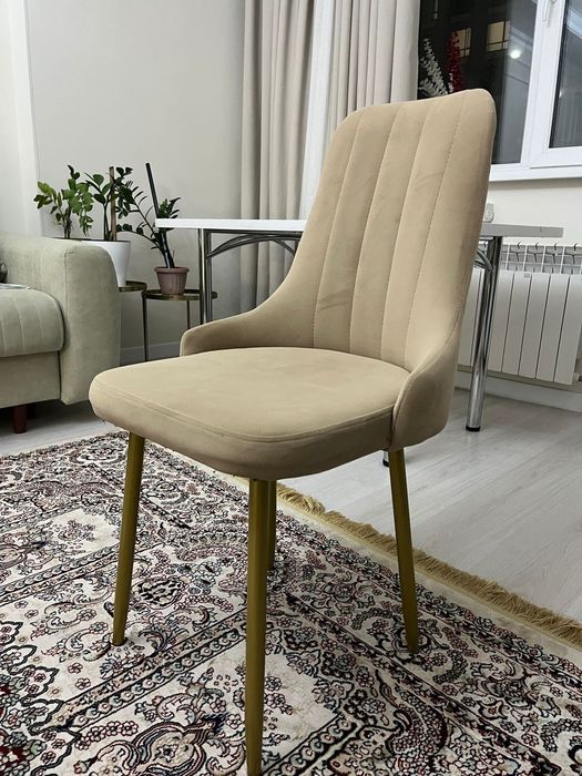 Кухонный стол и стуля