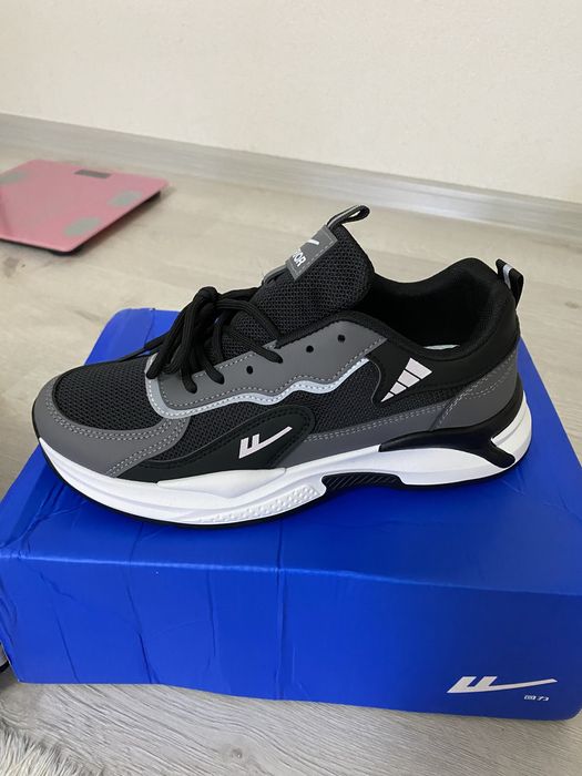 Продам мужские кроссовки