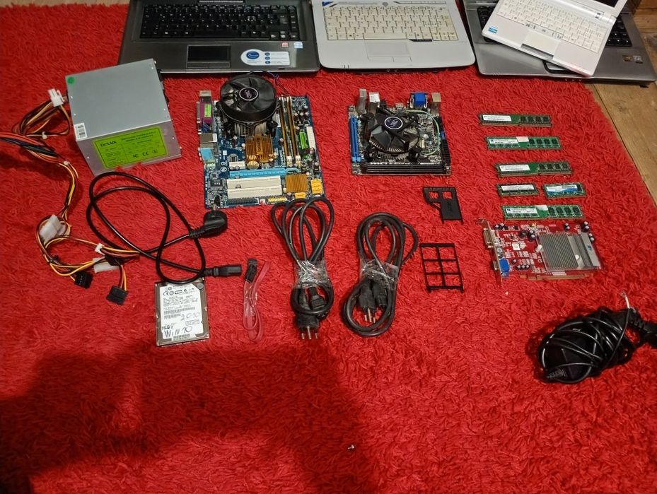 Vând tot ce se vede PC laptopuri