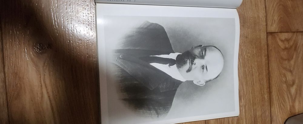 Продается альбом фотографий Ленина