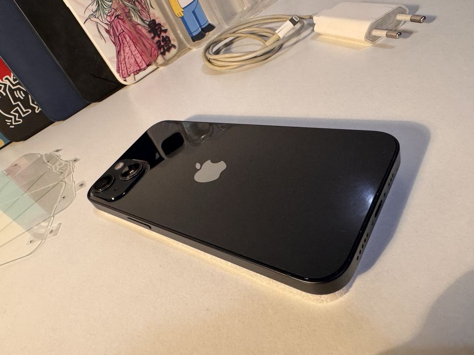 Iphone 13 256gb Midnight black (тъмносин) с 9 калъфа и 4 протектора