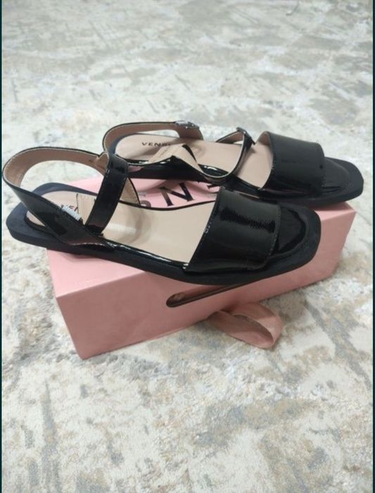 Женские босоножки