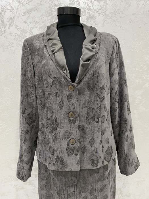 Официален костюм