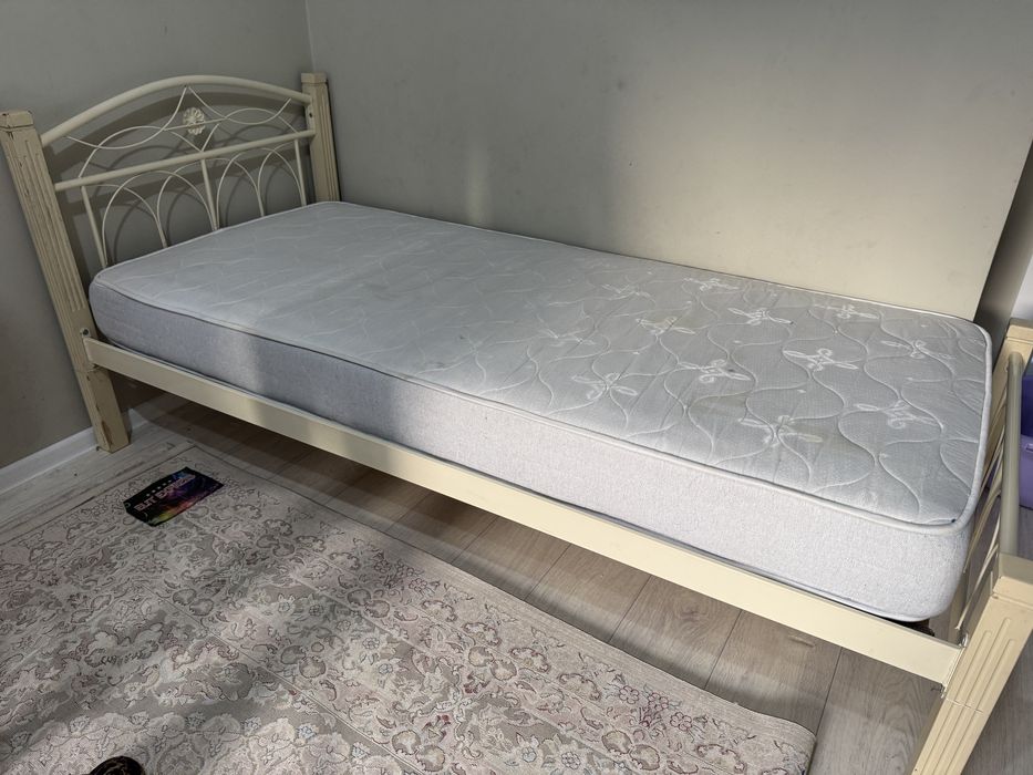 Односпальная кровать с матрасом