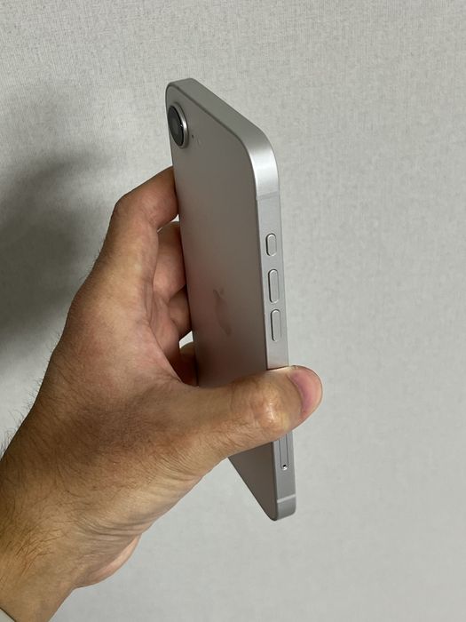 Белый iPhone 16e 128 GB