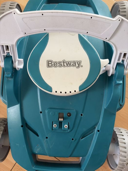 Robot pentru curatat piscina