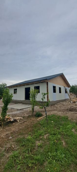 Vand case pe structura metalica