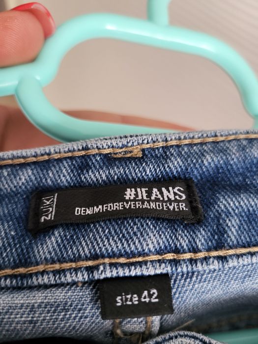 Fusta de blugi cu nasturi în față