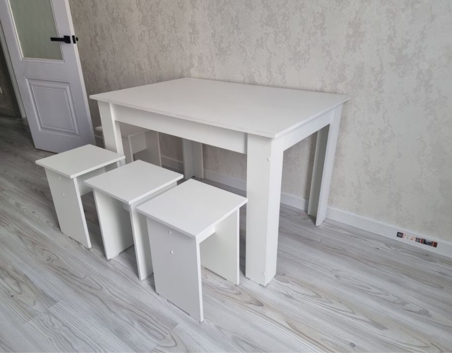 Кухенный Стол  и 4 стуля
