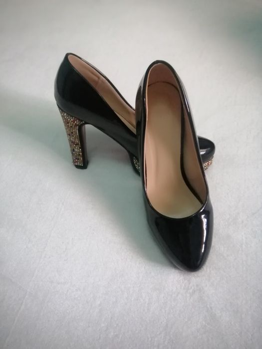 Toʼy va bazmlar uchun mos tufli 38 razmer