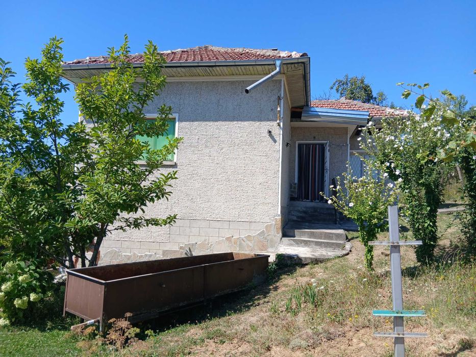Продава се масивна двуетажна къща на центъра на село Столът.Към къщата има лятна кухня с баня и селскостопанска постройка зад къщата.