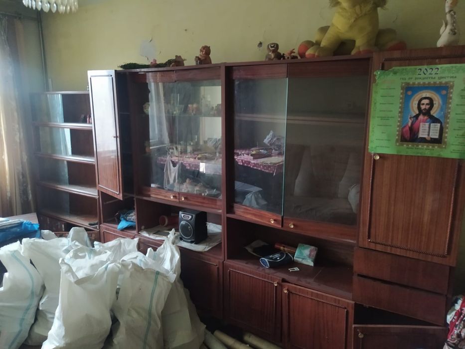 Шкафы, столы, стулья.