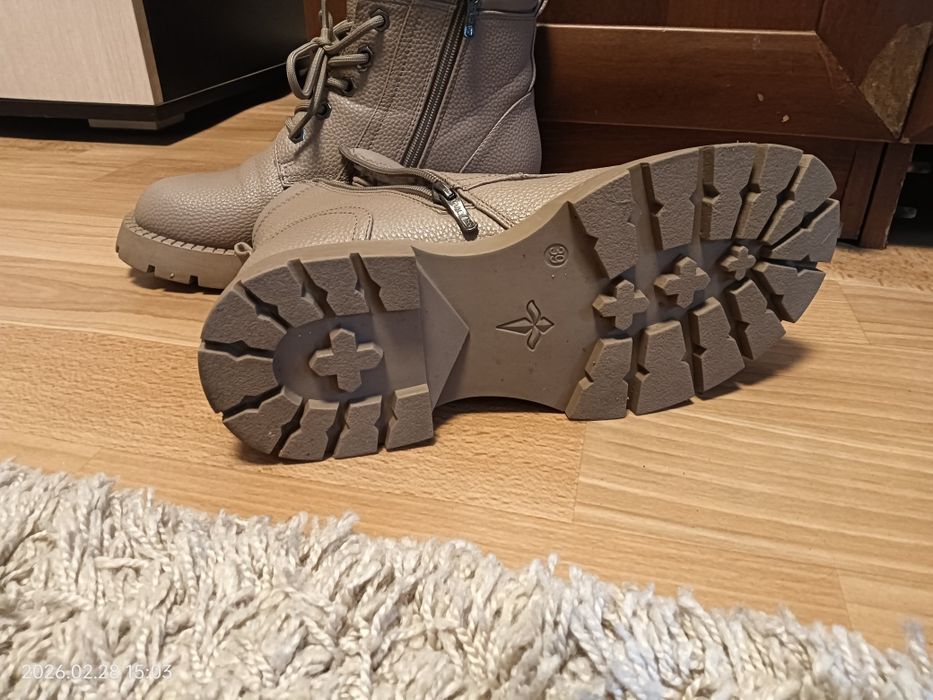 Продам ботинки .