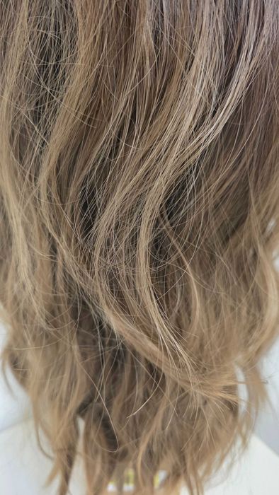 Perucă Haircube lungă ondulată șaten ombre – cărare pe mijloc