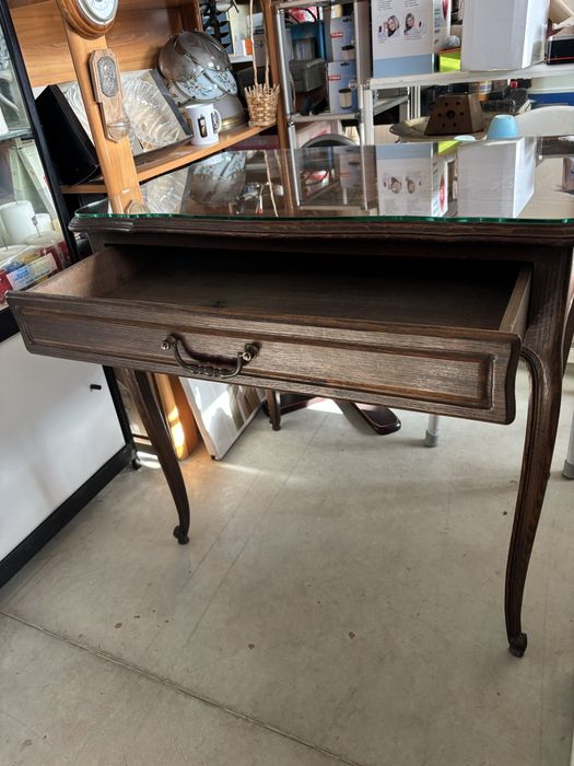 Маса с чекмедже и стъклен плот