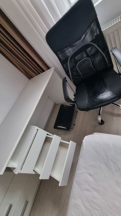 Birou Ikea Alb set cu scaun si suport de picioare folosit in stare bun