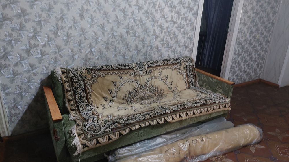 Диван раскладной,Сервант