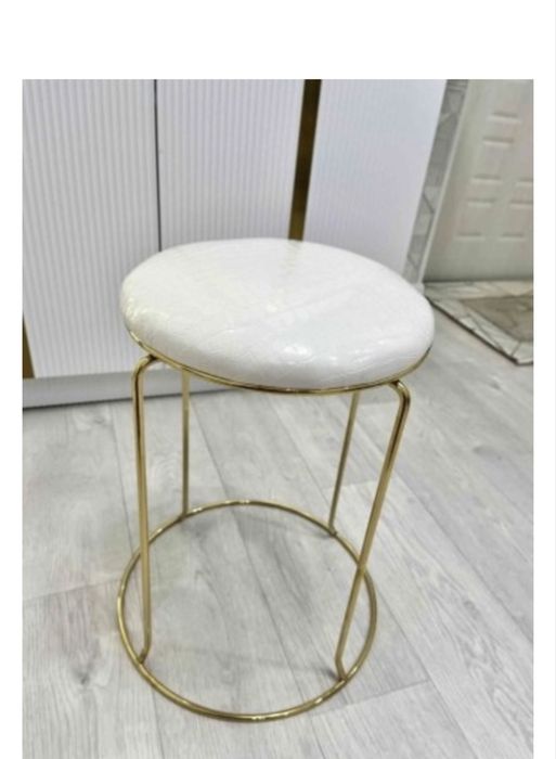 Продам кухонный стол стульями