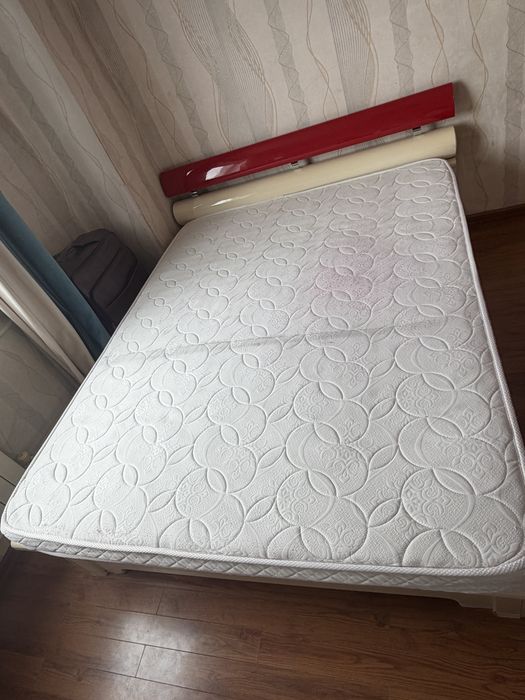 Кровать с матрасом