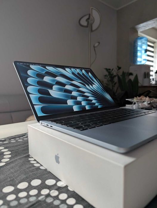 MacBook Air M4 13" 16GB 256GB – като нов, гаранция
