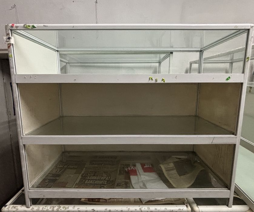 Продавам стъклени витрини с рафтове / дисплейни витрини / шкафове