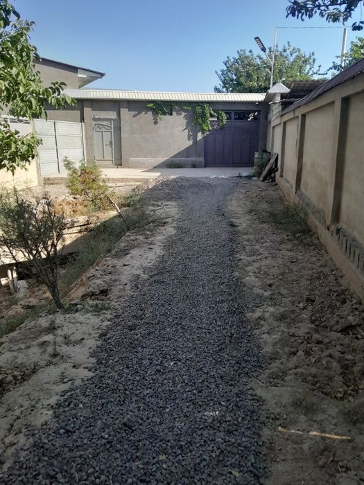 Solnichnida uy sotiladi maktab yaqin aftobuslar bor gaz suv svet zo'r