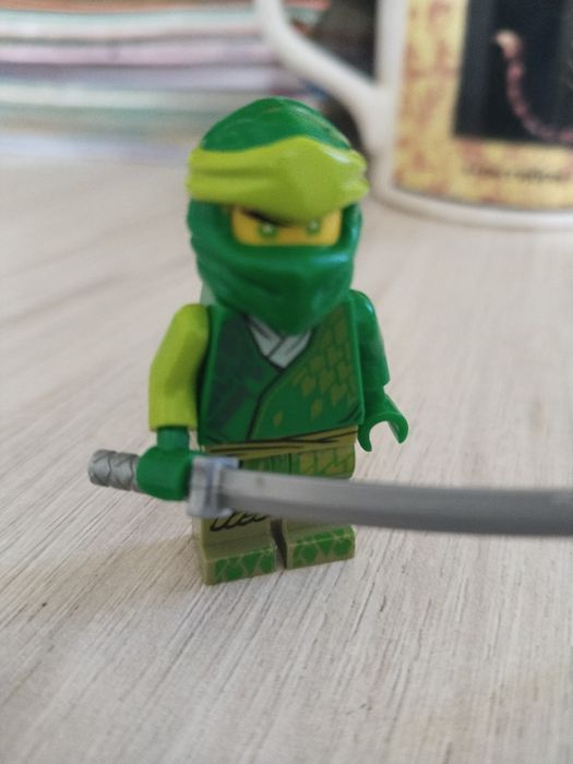 Продам lego робота из нидзяго (руки самодельные)