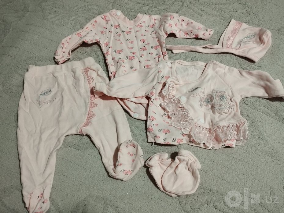 Продам большую сумку с детскими вещами для девочки.