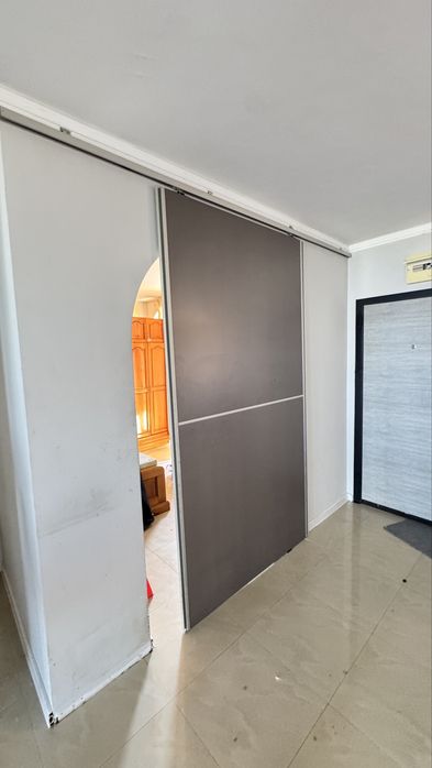 Интериорна плъзгаща врата.