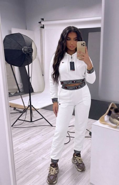 Compleu Tommy 
Marimi   XL XXL nu este lucrat oversizer 
Preț 265 lei