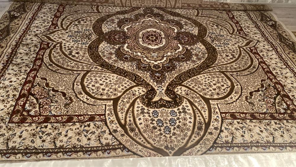 Ковер, продам срочно, размер 4х4 , почти новая