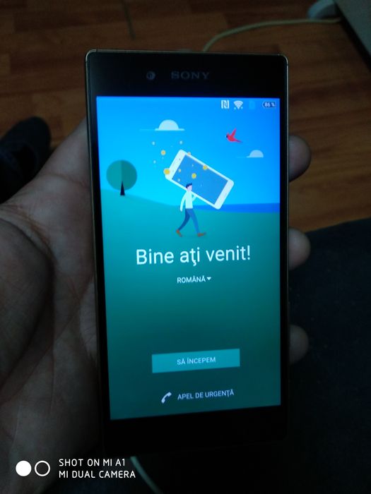 Vând tel vechi so ny auriu cu mică problemă