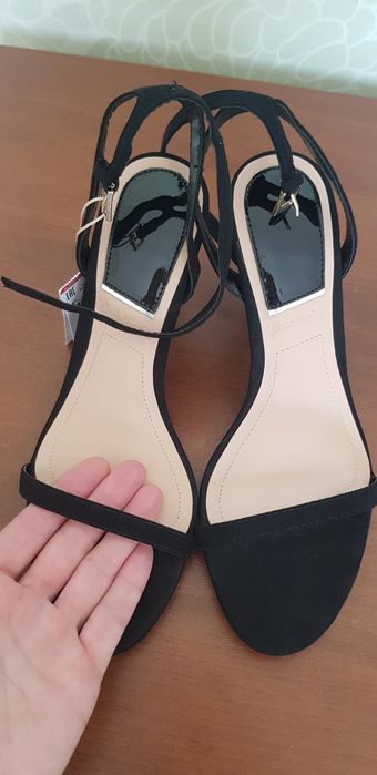 Продам новые босоножки