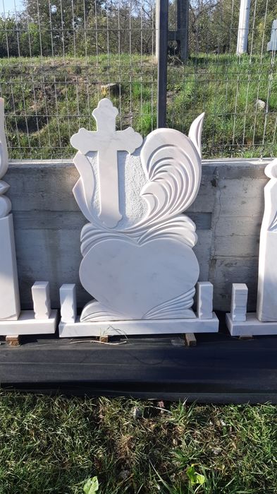 Vând marmură,cruci de marmură și monumente funerare,transport gratuit!