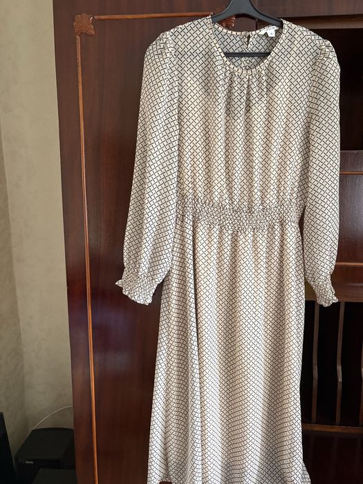 Платье весеннее размер М остин