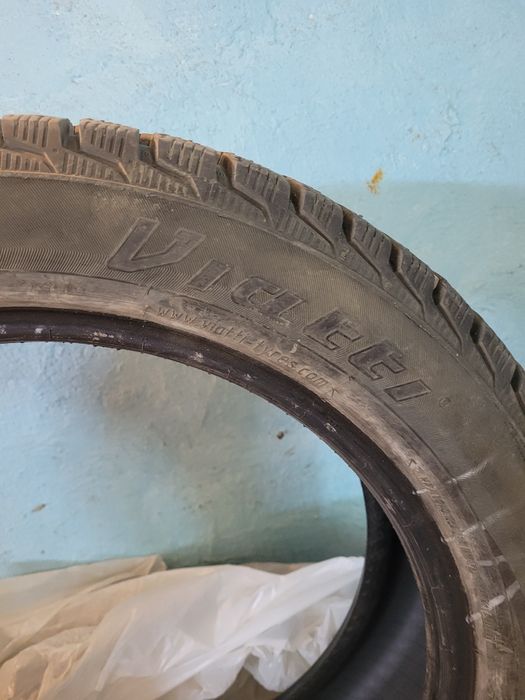 Продаётся 2 зимние шины