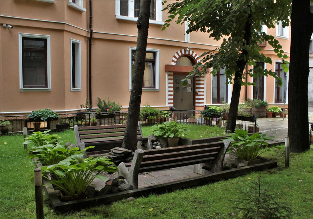 Дава се под наем Едностаен апартамент в София, Център - 27 кв.м за 382.5 € - Снимка #2