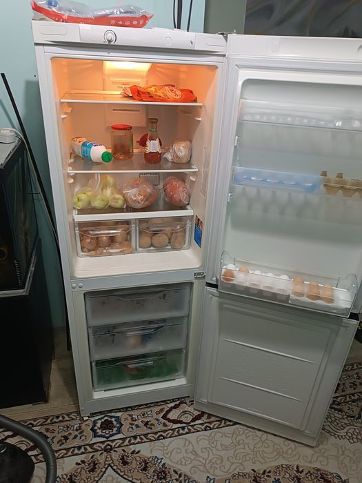 Продам холодильник Indesit 15тыс