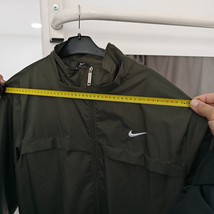 Зелена ветровка на NIKE