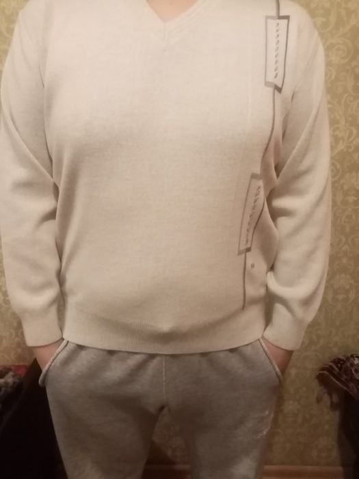 Мужские кофты разные цвета.