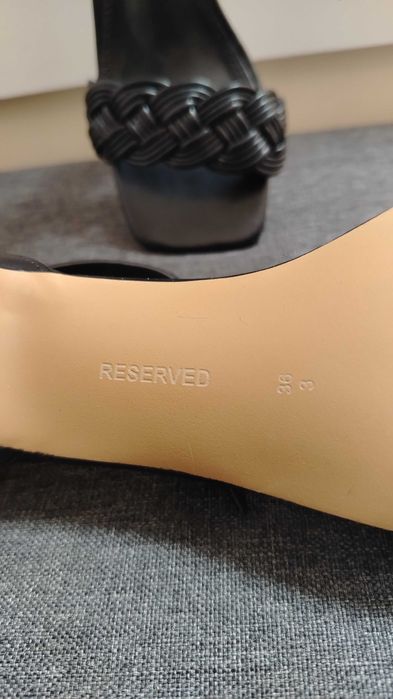 Черни сандали на ток