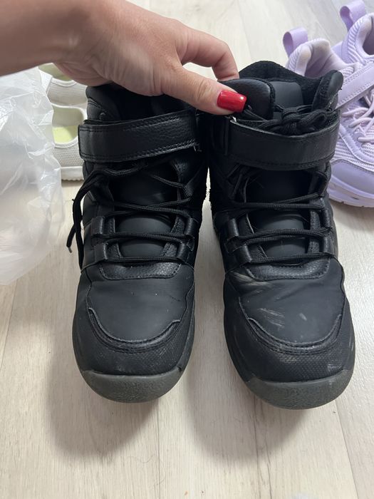 Отдам бесплатно обувь детскую