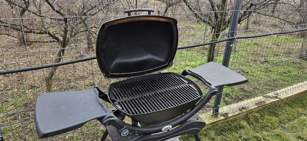 Vand gratar electric Weber Q2400 cu masa