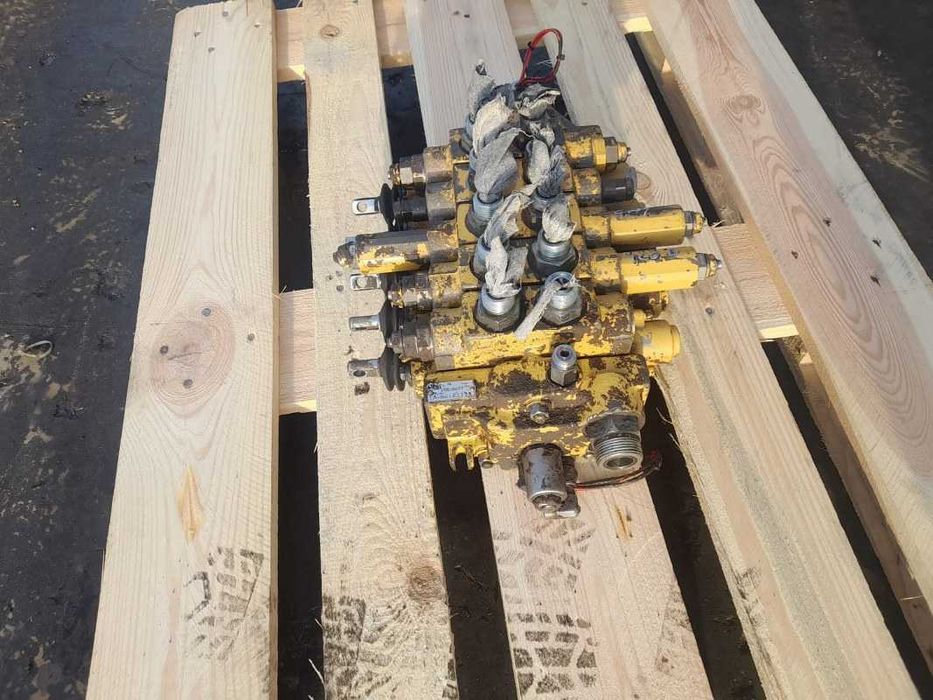Distribuitor hidraulic Caterpillar 180-8603 buldoexcavator Caterpillar 428D