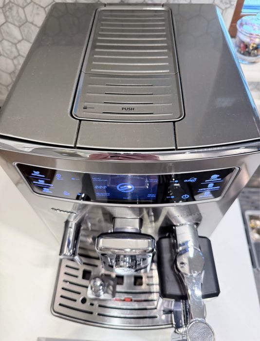 Espressor automat Philips Saeco Xelsis Evo HD8944, Dispozitiv spumare, Functie Cappuccino, Rasnita ceramica, Autocuratare, Carafa lapte - Inox