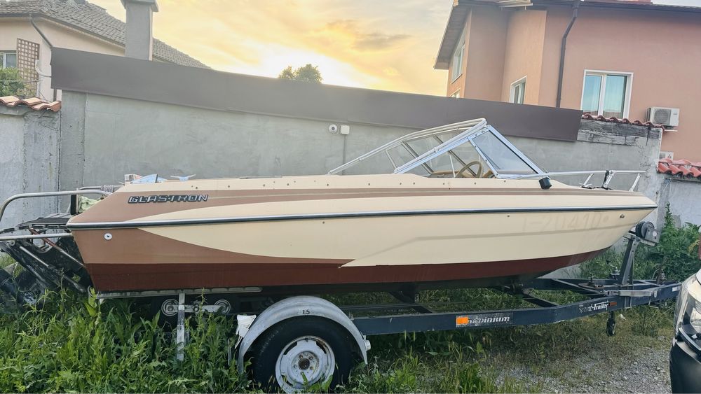 Моторна лодка Glastron